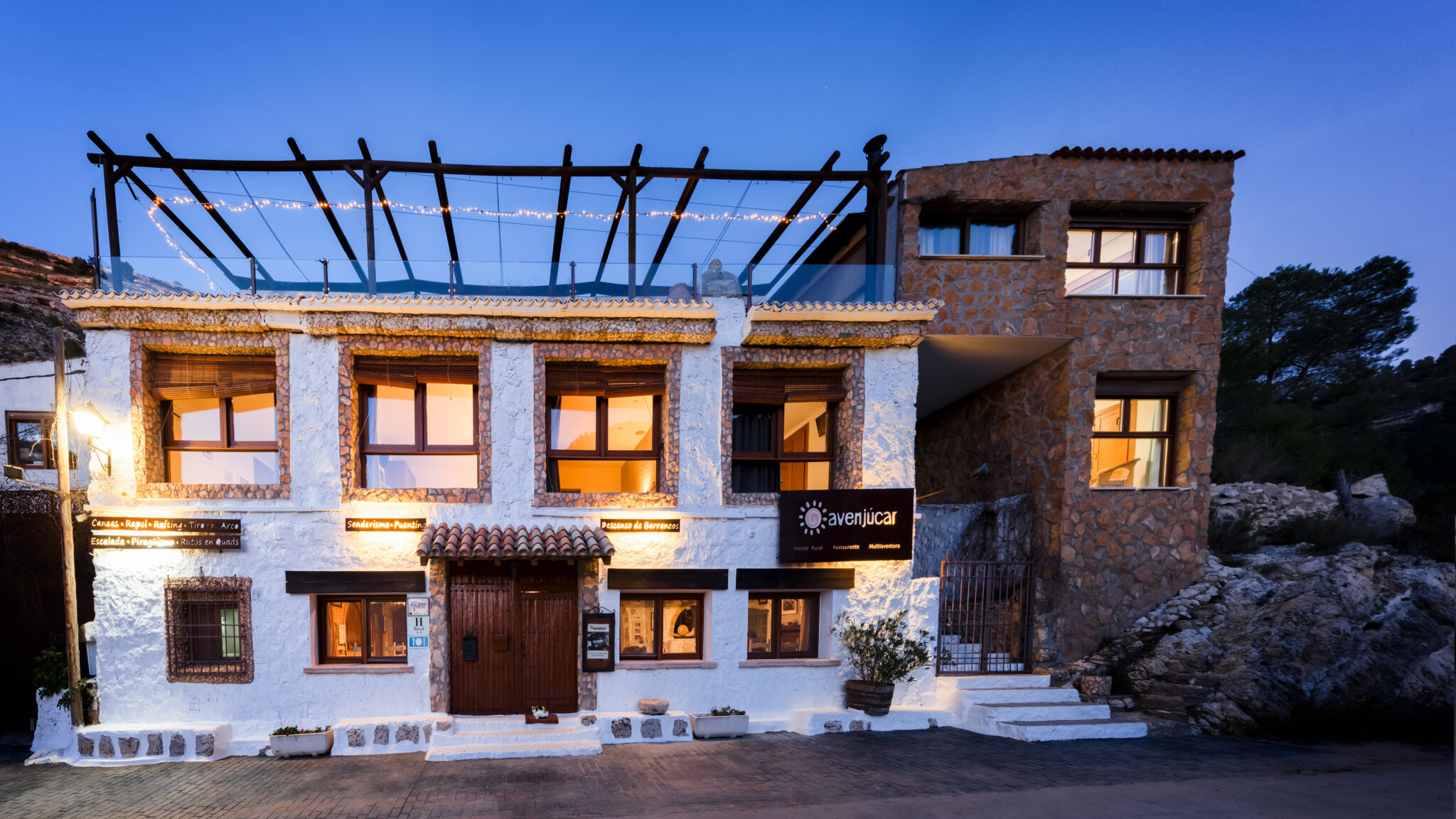 Avenjucar-fachada-hotel-2048x1152